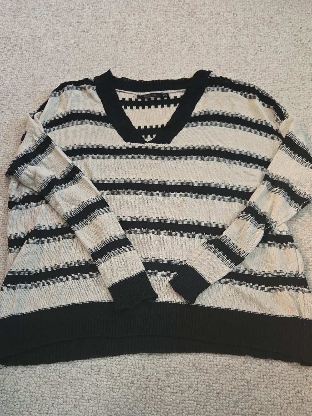 Doe & Rae Striped V-Neck Sweater in Black & Cream Size Medium